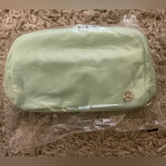 Lululemon Everywhere Belt Bag NWT
MINT MOMENT - Picture 2 of 3